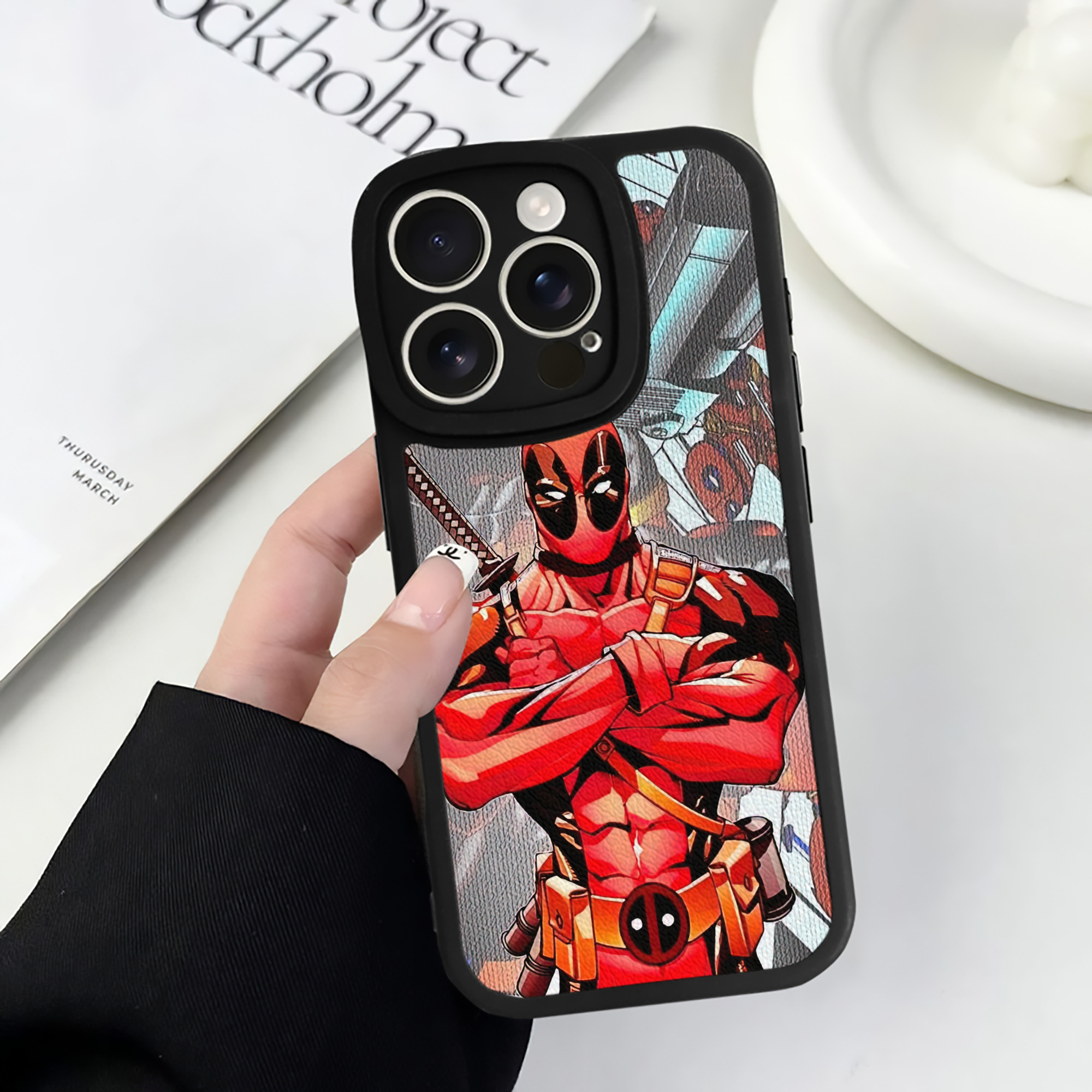 （画像用） Deadpool デッドプール 【iPhone 16シリーズ対応】シリコンスマホケース（レザー調） 材質：シリコン